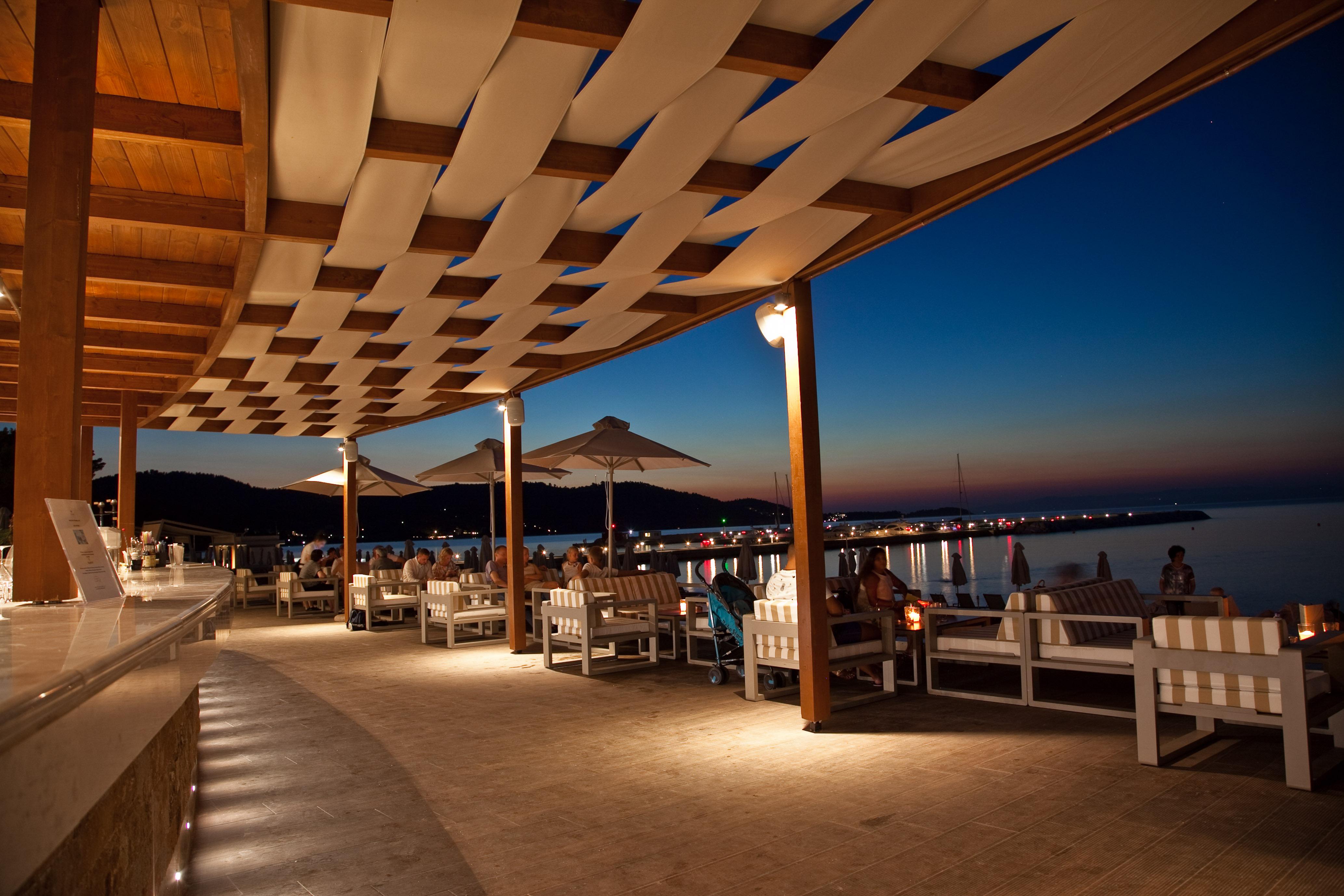 Miraggio Thermal Spa Resort Paliouri Exterior foto The restaurant at night