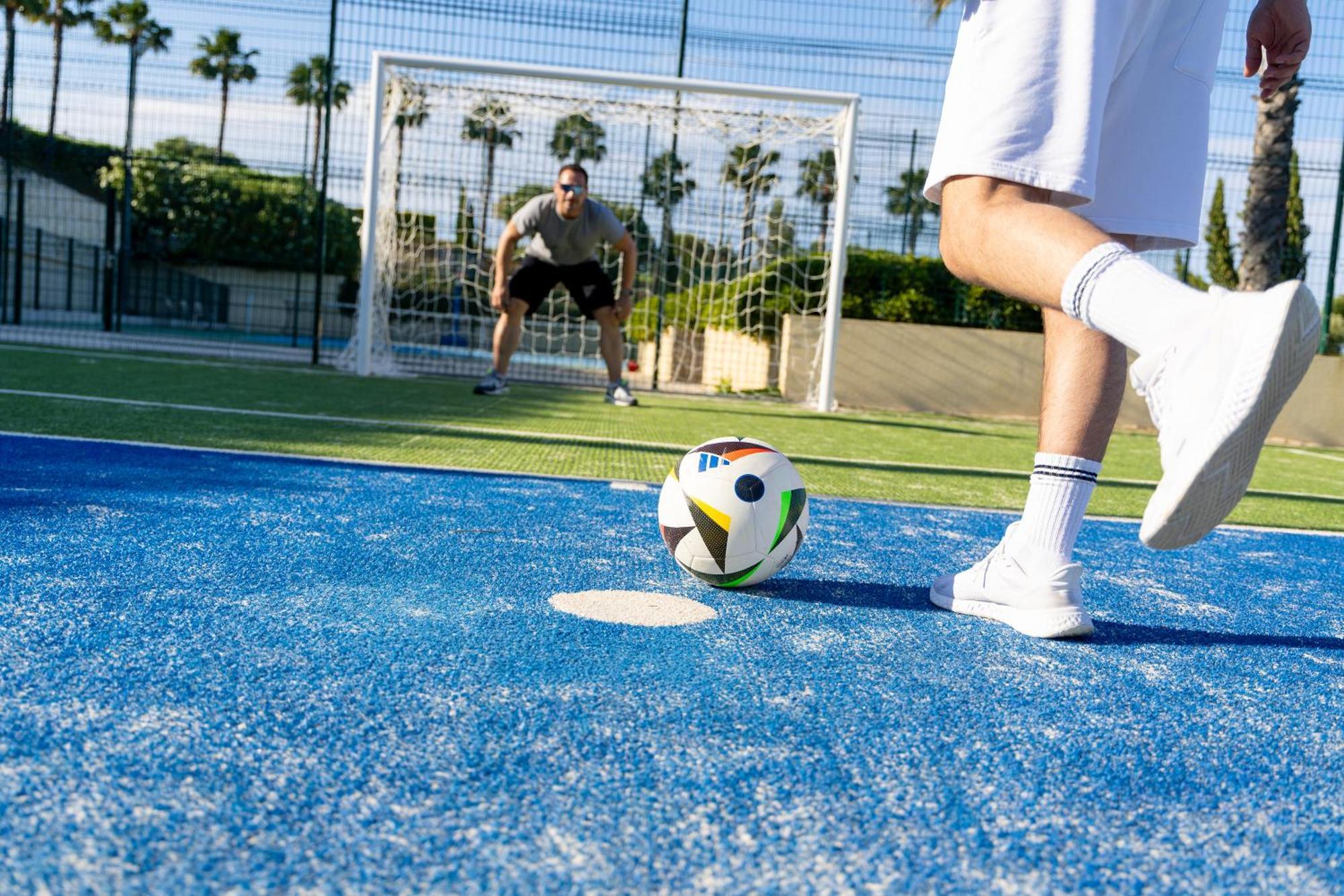 Miraggio Thermal Spa Resort Paliouri Exterior foto A player about to take a penalty kick