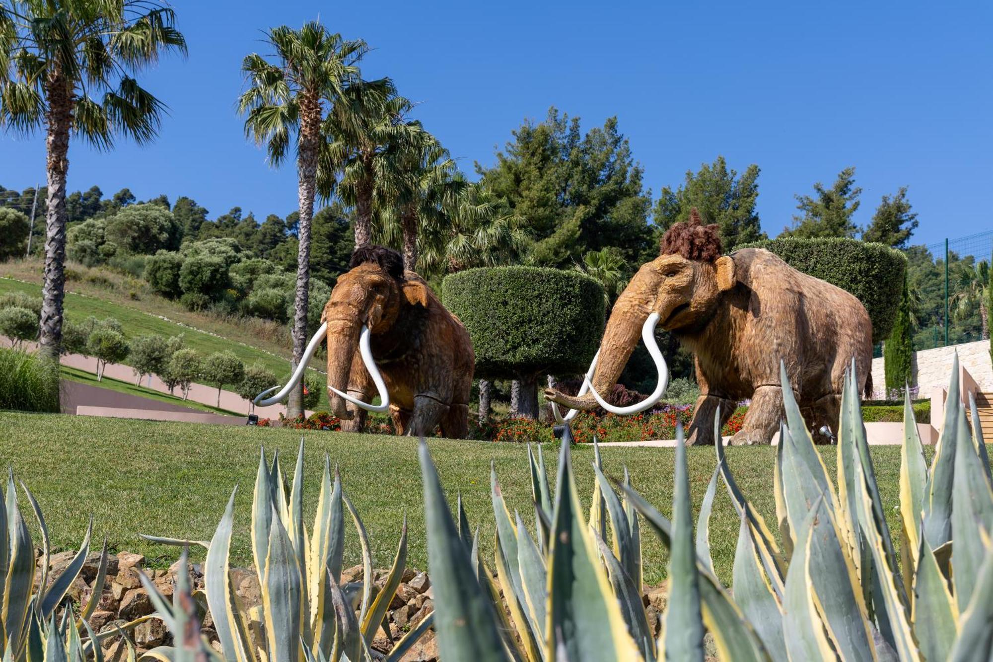 Miraggio Thermal Spa Resort Paliouri Exterior foto Life restoration of a pair of the Pleistocene mammoths, Mamuteus, or Columbian mammoths