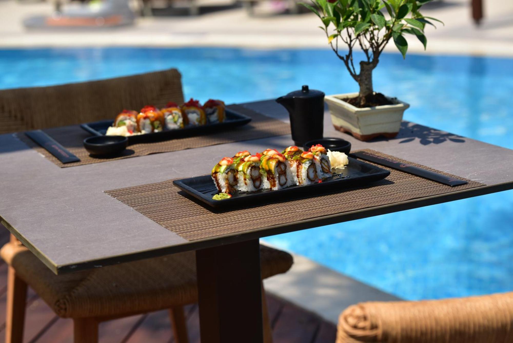 Miraggio Thermal Spa Resort Paliouri Exterior foto Sushi at the pool