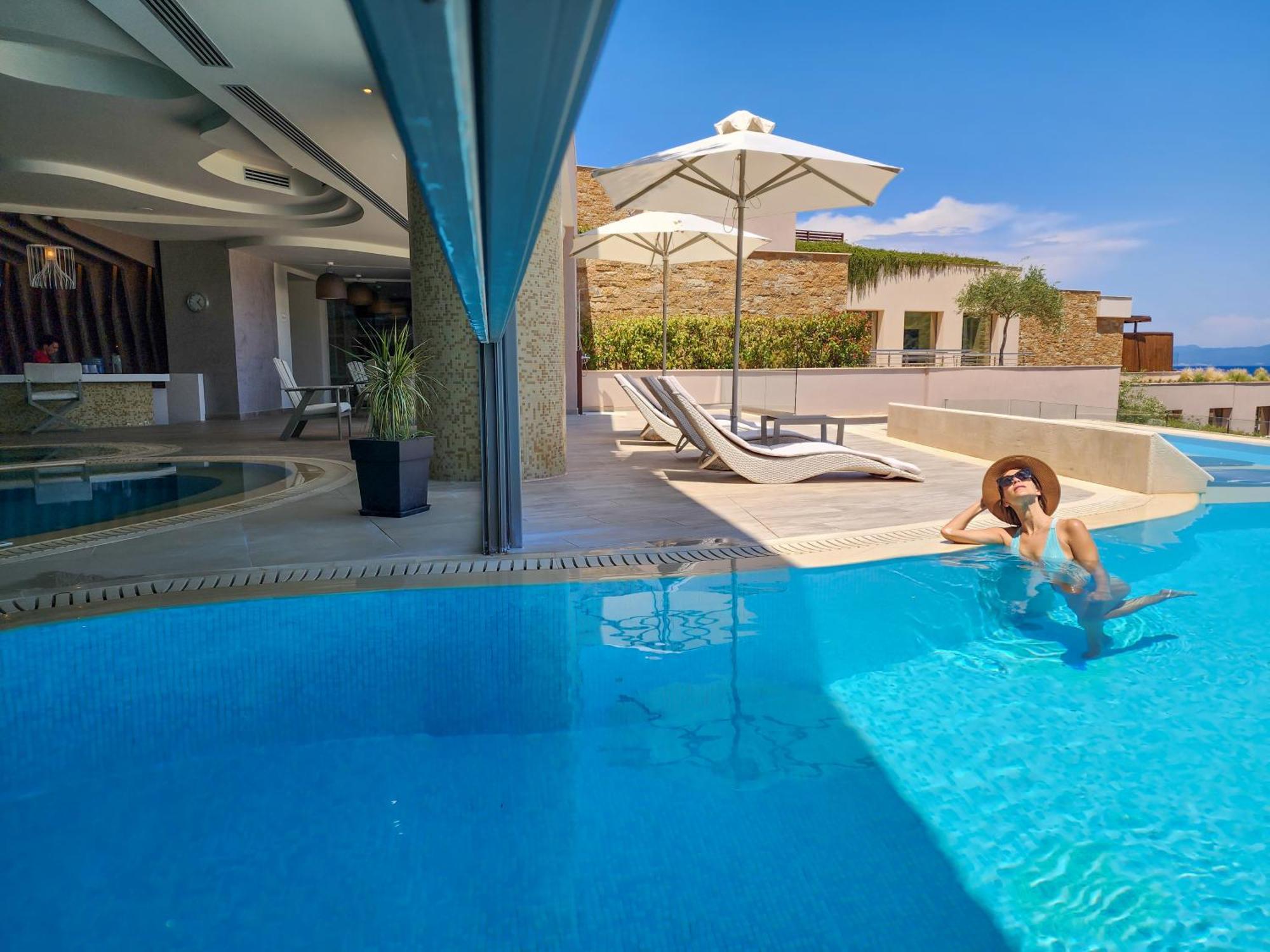 Miraggio Thermal Spa Resort Paliouri Exterior foto A pool at a luxury hotel