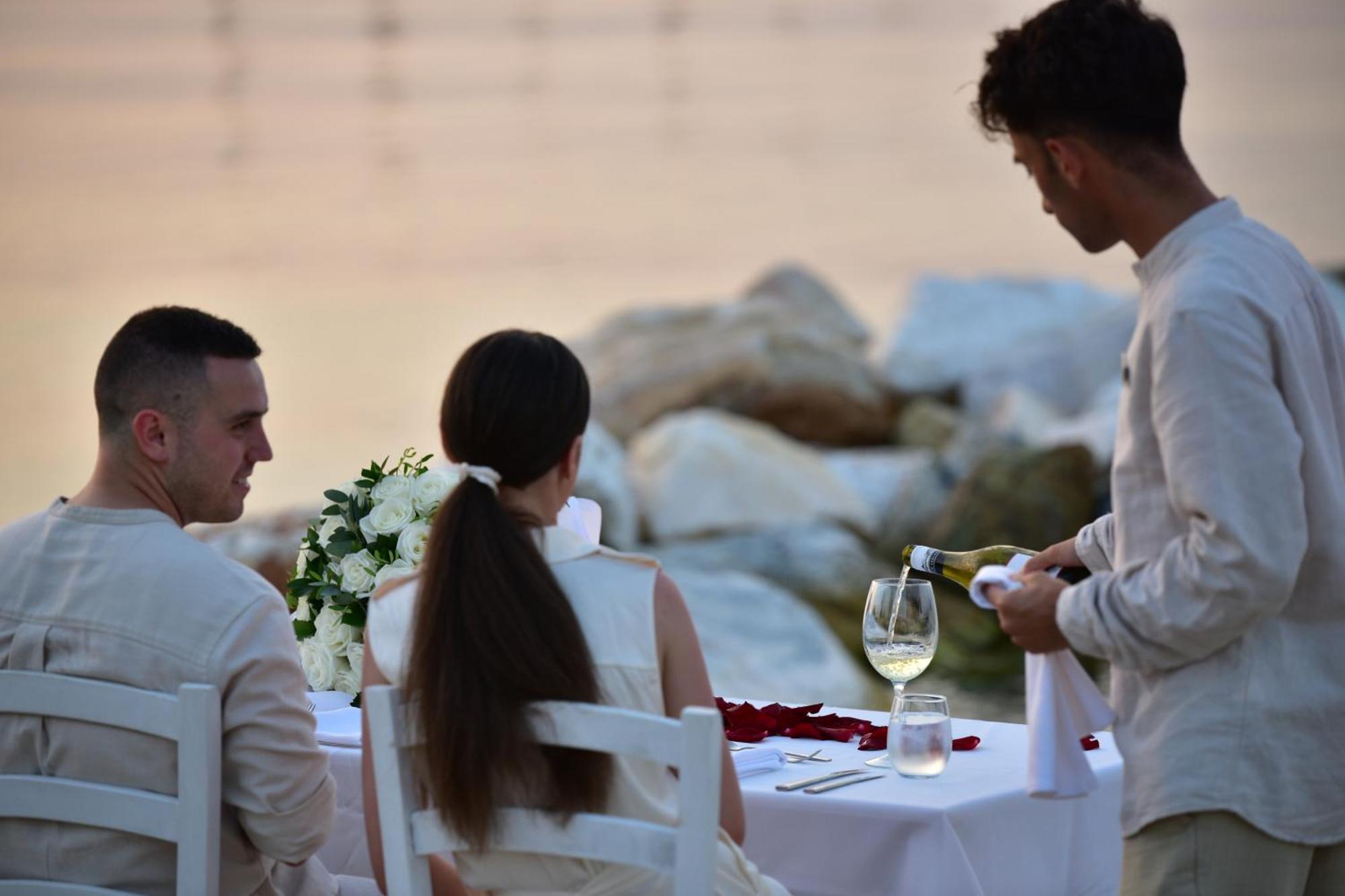 Miraggio Thermal Spa Resort Paliouri Exterior foto A waiter serving wine