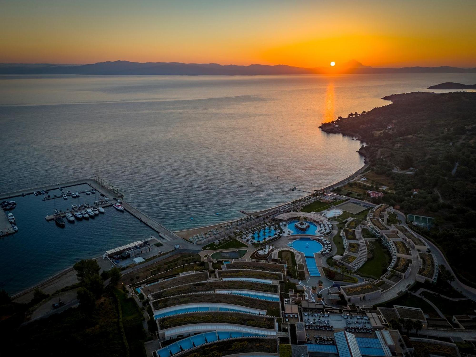 Miraggio Thermal Spa Resort Paliouri Exterior foto Sunset over the port of Skopelos